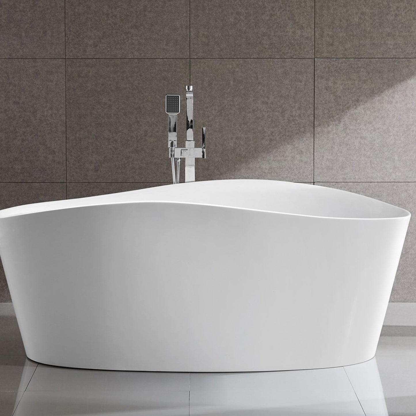 Grasse 67 in. Freestanding Bathtub in White